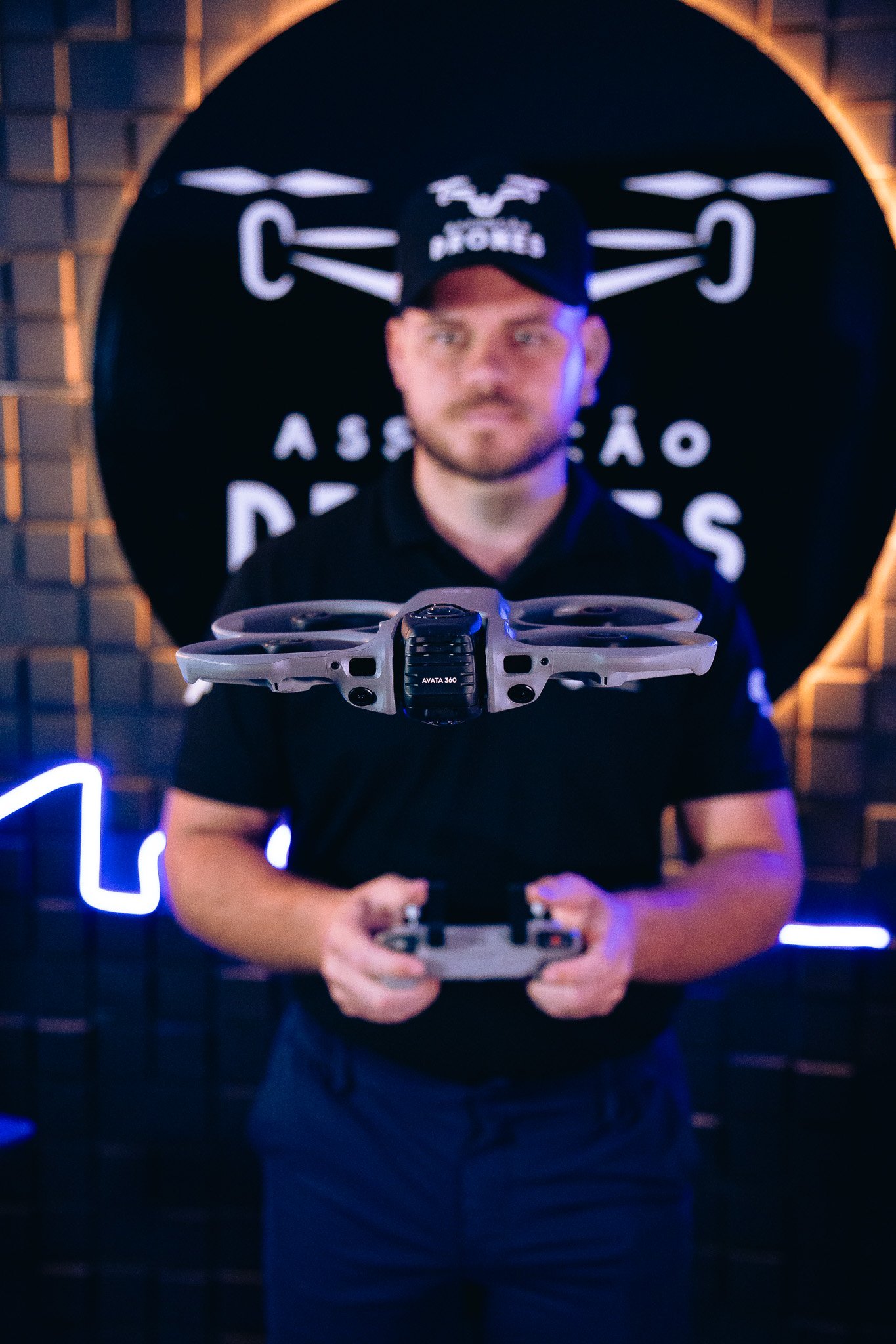 Equipe da Assunção Drones, loja autorizada DJI, com drones e equipamentos audiovisuais